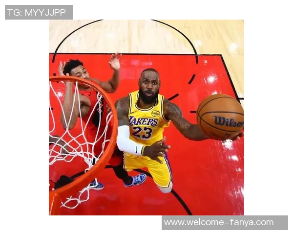 詹姆斯依然能完成左手换手拉杆上篮的精彩瞬间让我大吃一惊