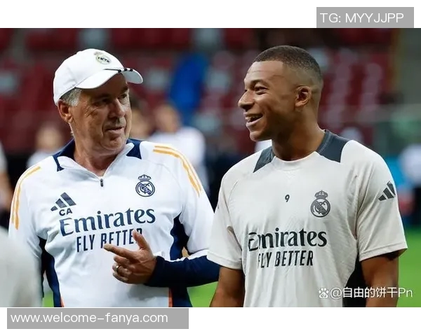 姆巴佩与体能教练理疗师合影鼓励努力康复展现坚定信念与决心