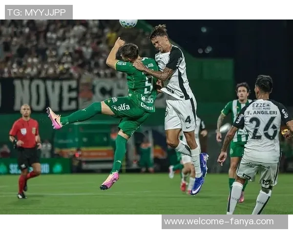 巴甲门将开球失误被对手偷袭瞬间引发全场哄笑